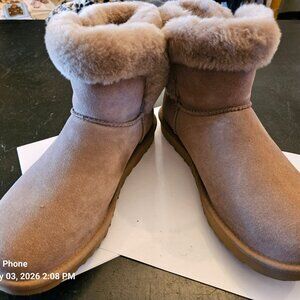 Women's short ugg boots size 9